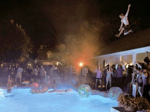 Jóvenes se cuelan en piscina