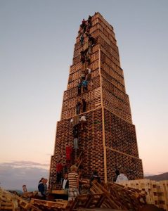 1-239x300 La hoguera de San Juan más alta del mundo